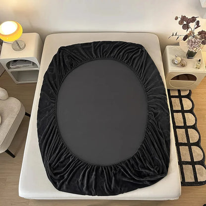 Washlo VelvetDream 4 Piece Bedding Set (Duvet Cover + Fitted Sheet + 2 Pillowcases)