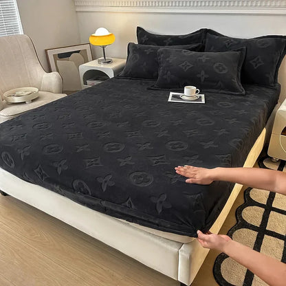 Washlo VelvetDream 4 Piece Bedding Set (Duvet Cover + Fitted Sheet + 2 Pillowcases)